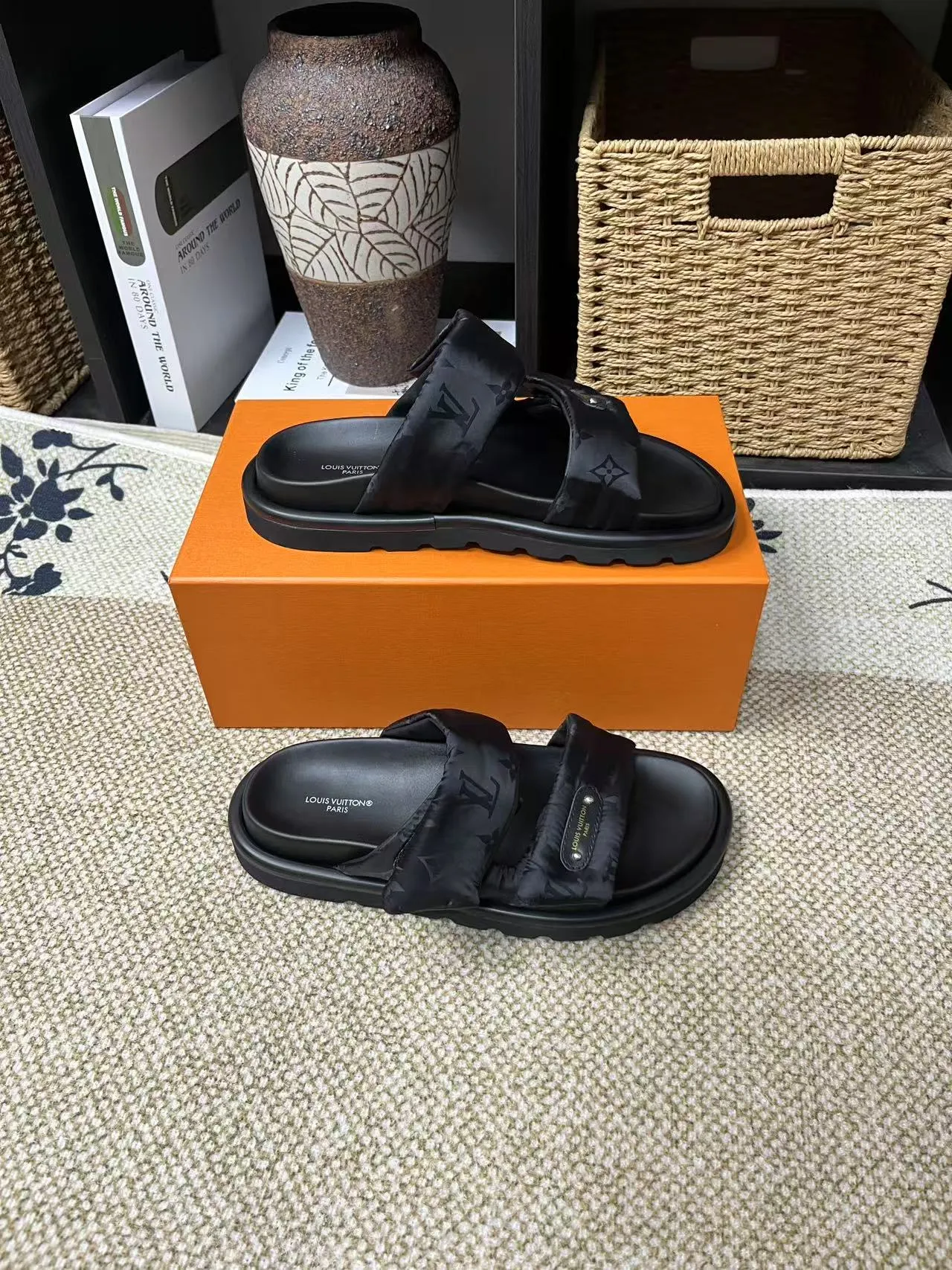 P340 yuan LV Louis Vuitton Full of high-end feel! A popular model among bloggers at home and abroad, it’s retro and fashionable, and looks stunning on your feet! Mainly recommended model on the official website★ ━━━━━ ЅᏇєєt ━━━━━ ▪️Upper: original calfskin ➕5D printing process ▪️Inner: imported mixed sheepskin ▪️Outsole: original molded foam outsole ▪️Size: Female 35-40 Men's 39-44 (women's 41 men's 45)